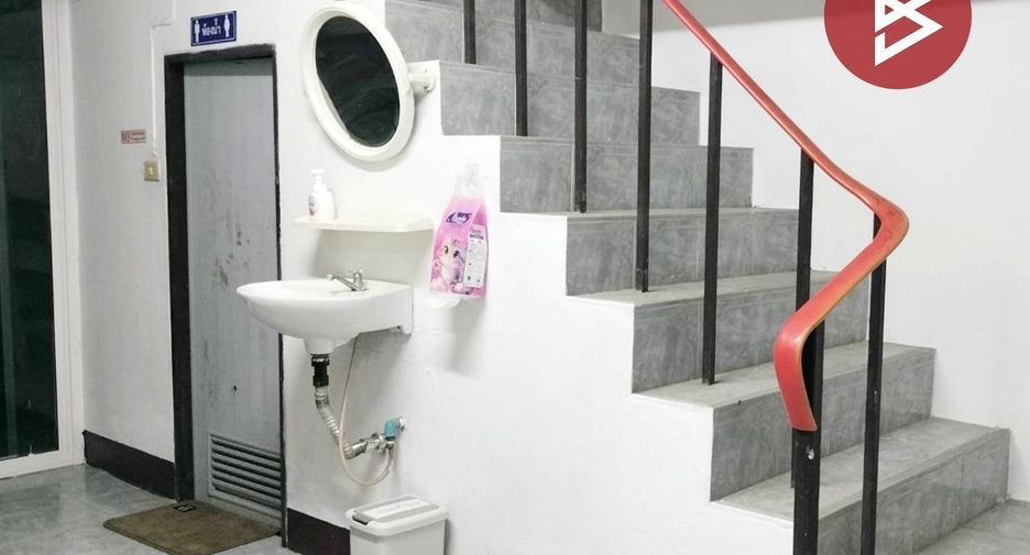 For sale 8 bedrooms retail Space in Tap Khlo, Phichit