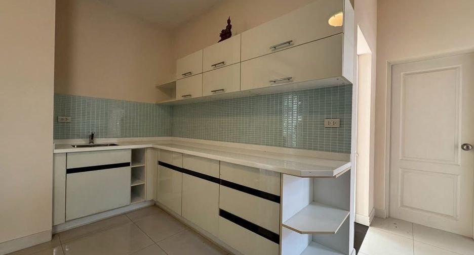 For rent 3 bedrooms house in Khan Na Yao, Bangkok