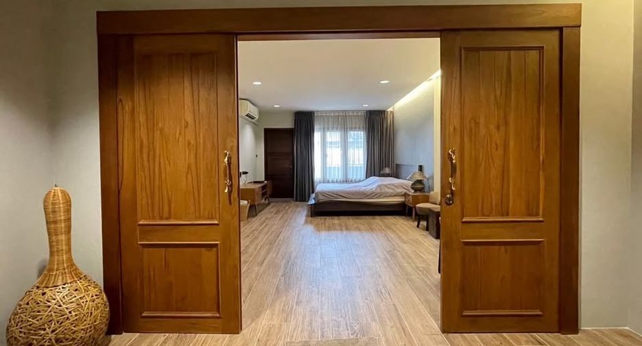 For rent 2 bedrooms townhouse in Yan Nawa, Bangkok
