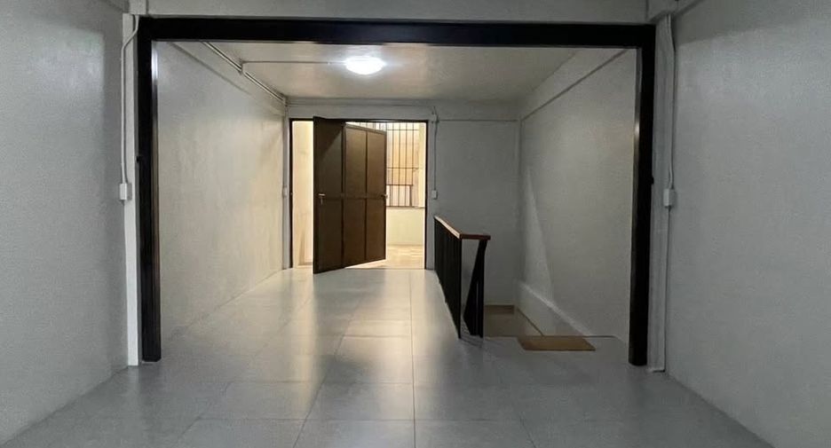For rent 2 bedrooms townhouse in Yan Nawa, Bangkok