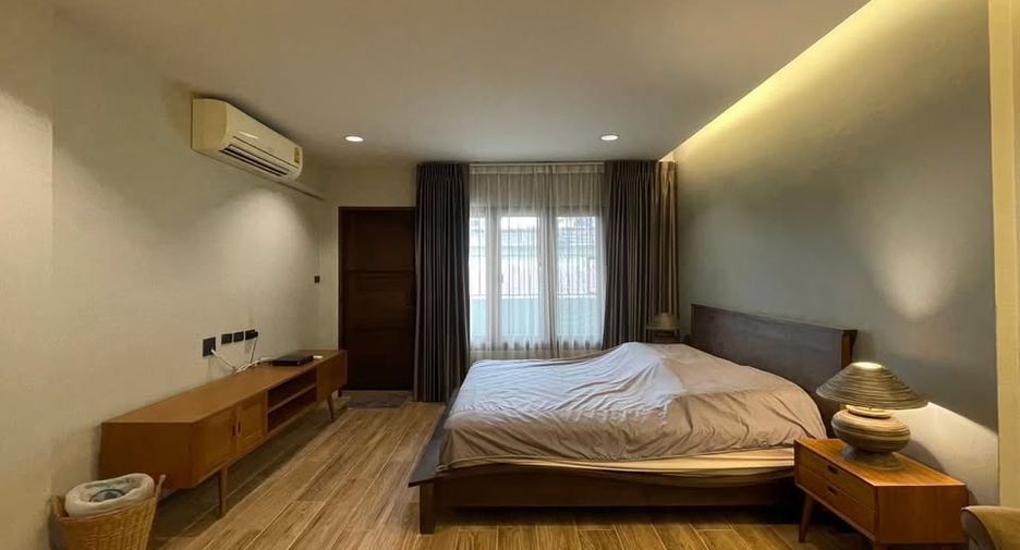 For rent 2 bedrooms townhouse in Yan Nawa, Bangkok