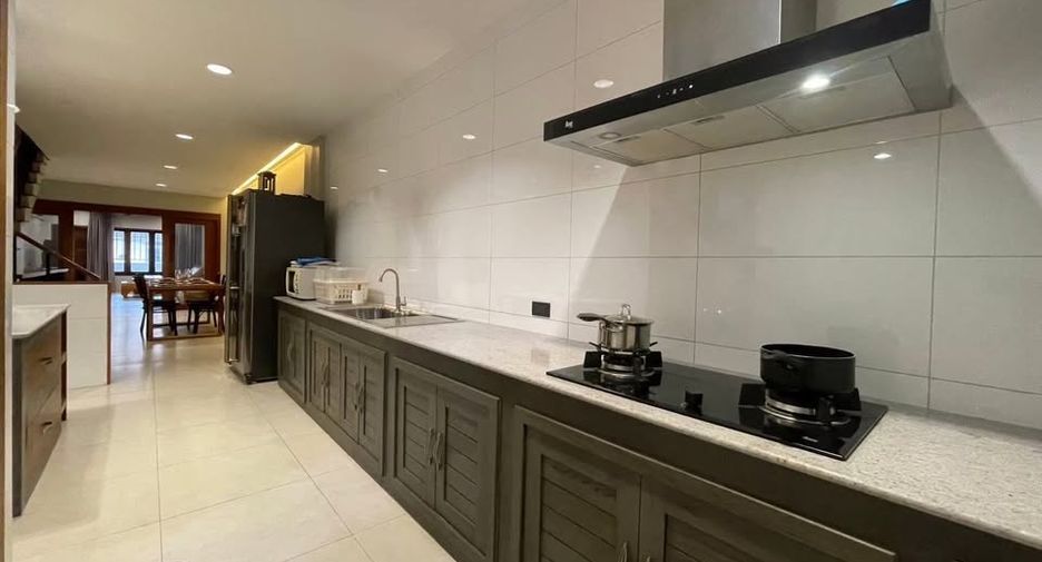 For rent 2 bedrooms townhouse in Yan Nawa, Bangkok
