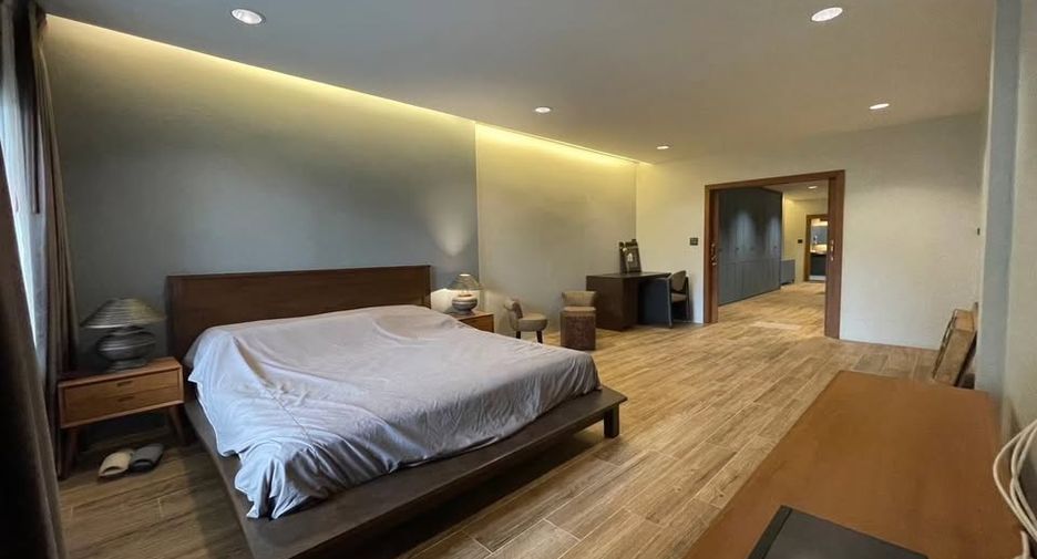 For rent 2 bedrooms townhouse in Yan Nawa, Bangkok
