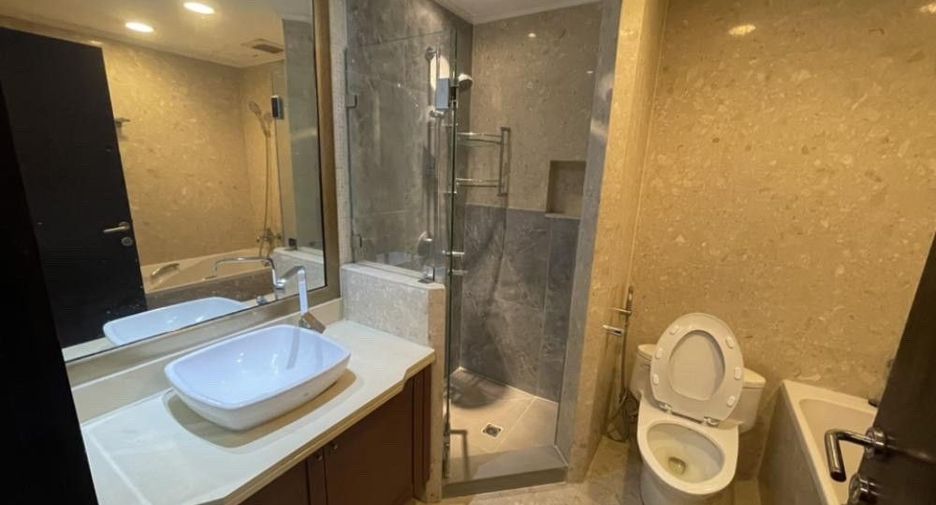 For rent 2 bedrooms condo in Pathum Wan, Bangkok