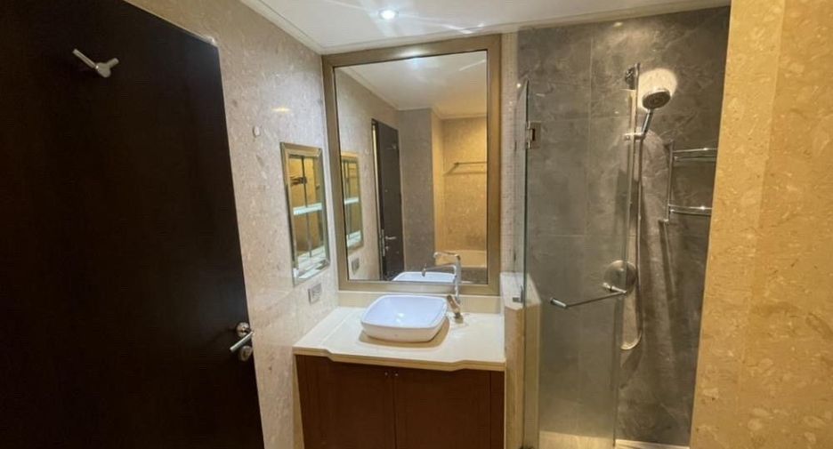 For rent 2 bedrooms condo in Pathum Wan, Bangkok