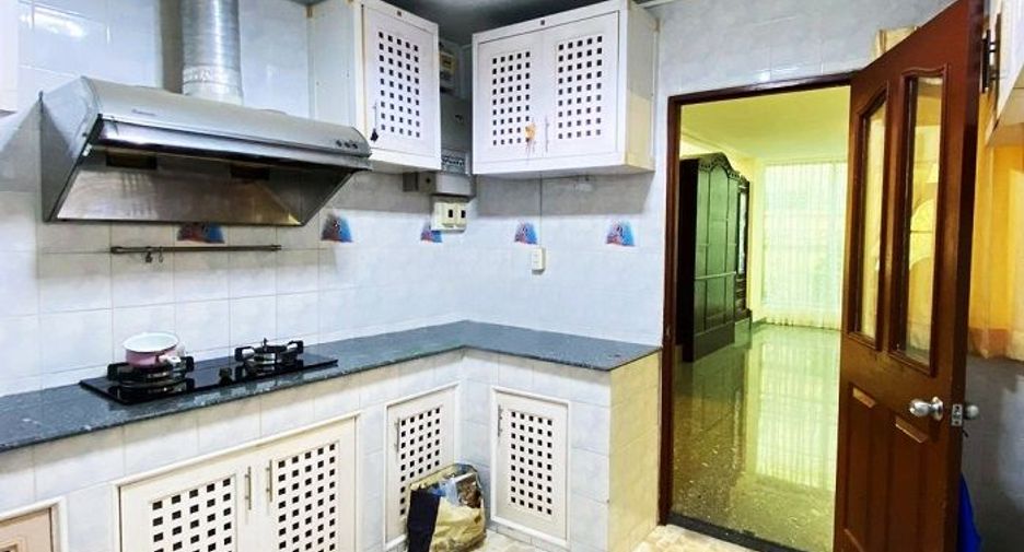 Haus zum Kauf mit 4 Zimmer in Lat Phrao, Bangkok