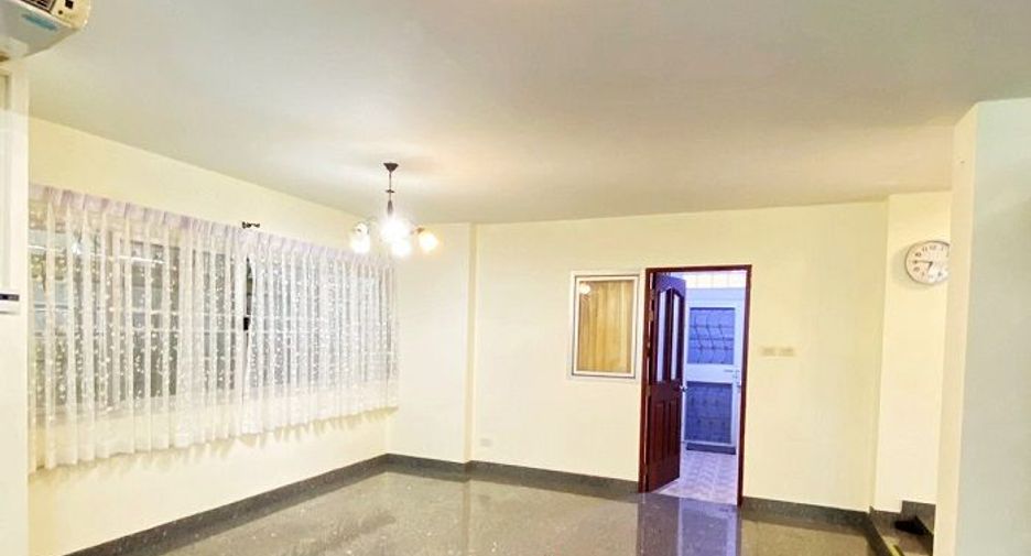 Haus zum Kauf mit 4 Zimmer in Lat Phrao, Bangkok
