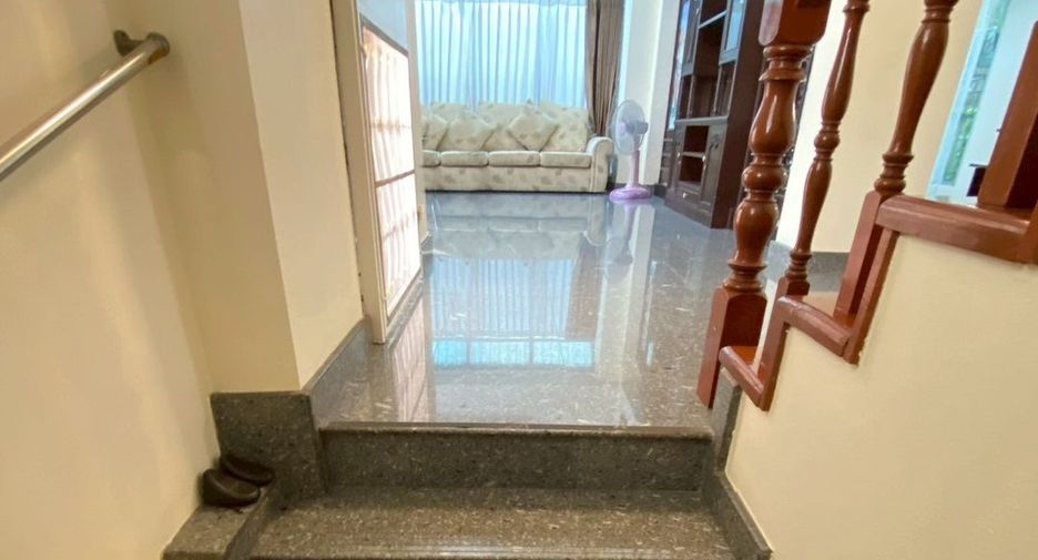 Haus zum Kauf mit 4 Zimmer in Lat Phrao, Bangkok