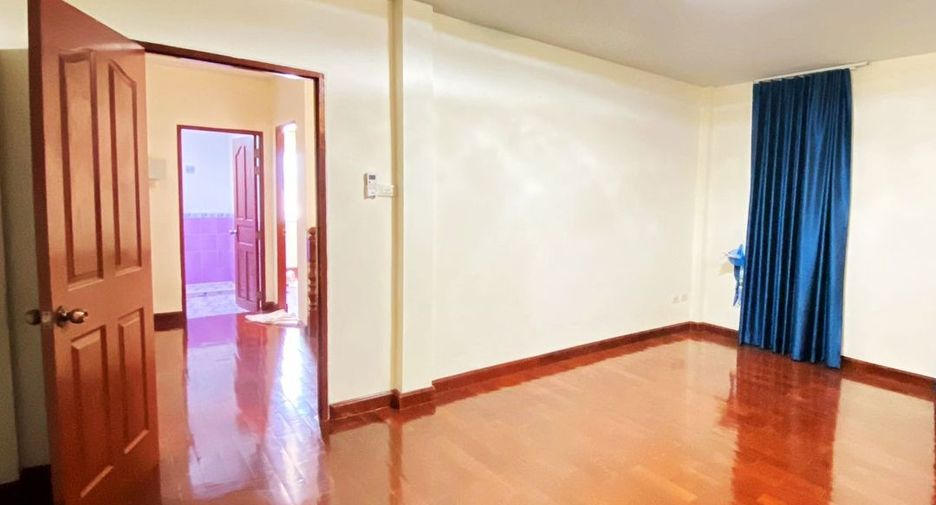 Haus zum Kauf mit 4 Zimmer in Lat Phrao, Bangkok