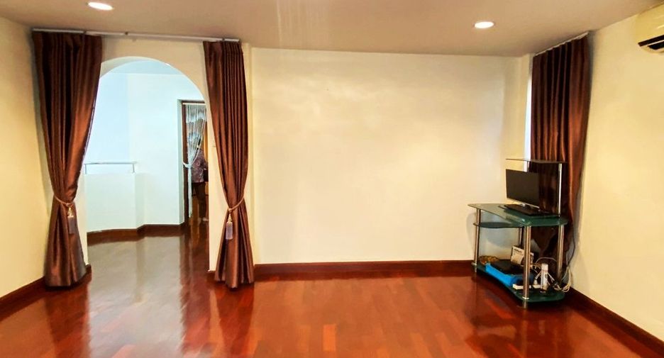 Haus zum Kauf mit 4 Zimmer in Lat Phrao, Bangkok