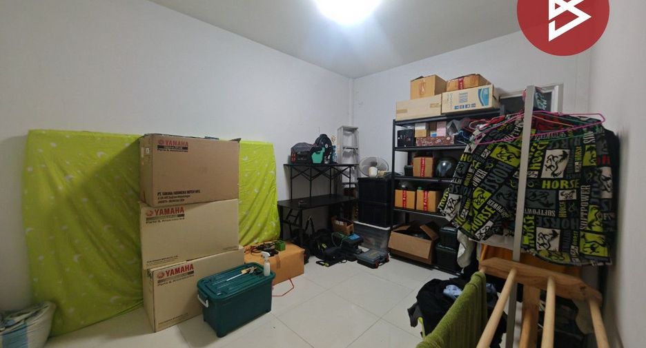 À vendre 2 chambres maison de ville à Phan Thong, Chonburi
