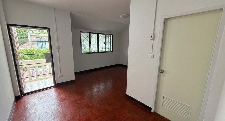 À vendre 2 chambres maison de ville à Saraphi, Chiang Mai