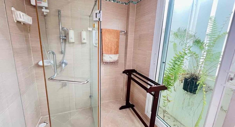 Haus zur Miete mit 3 Zimmer in Lat Krabang, Bangkok