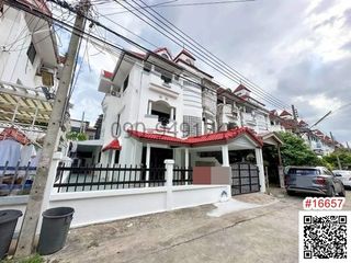 Casa adosada en alquiler de 5 habitaciones en Phra Khanong, Bangkok