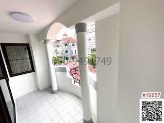 Casa adosada en alquiler de 5 habitaciones en Phra Khanong, Bangkok