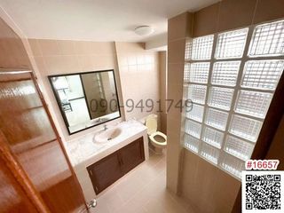 Casa adosada en alquiler de 5 habitaciones en Phra Khanong, Bangkok