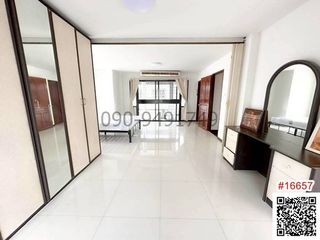 Casa adosada en alquiler de 5 habitaciones en Phra Khanong, Bangkok