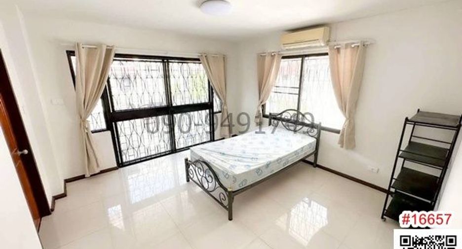 Casa adosada en alquiler de 5 habitaciones en Phra Khanong, Bangkok