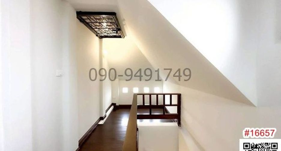Casa adosada en alquiler de 5 habitaciones en Phra Khanong, Bangkok