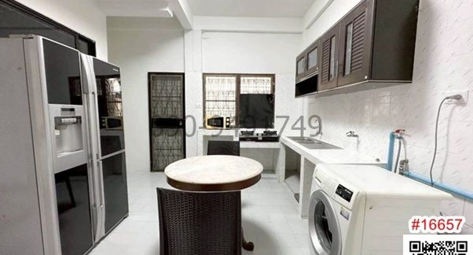 Casa adosada en alquiler de 5 habitaciones en Phra Khanong, Bangkok