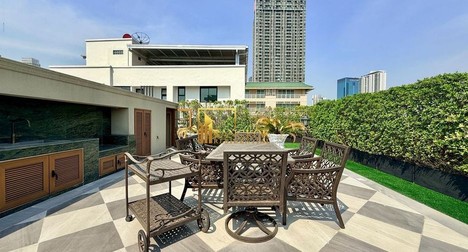 For sale 4 ベッドルーム villa in Watthana, Bangkok