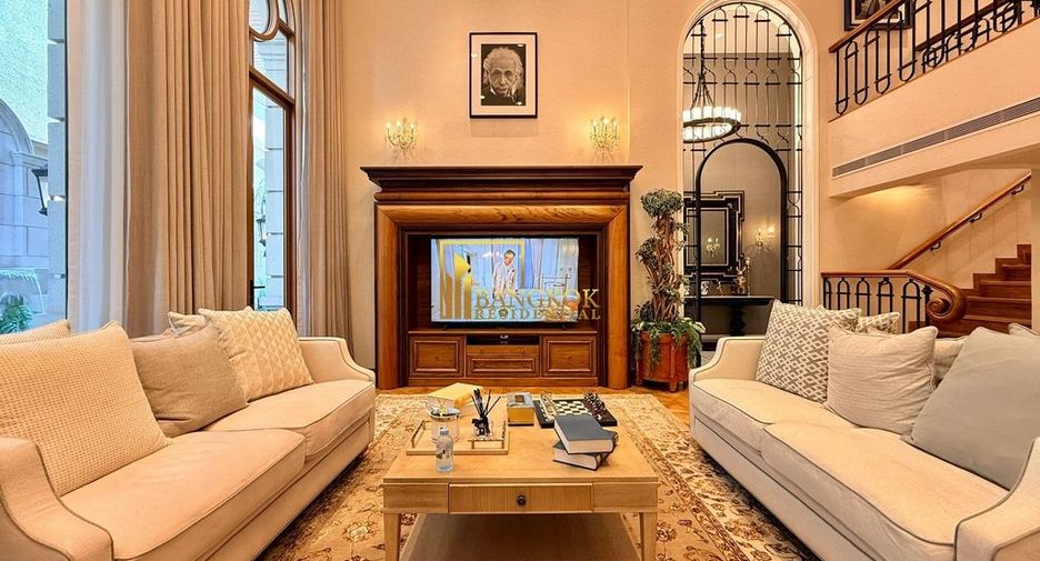 For sale 4 ベッドルーム villa in Watthana, Bangkok