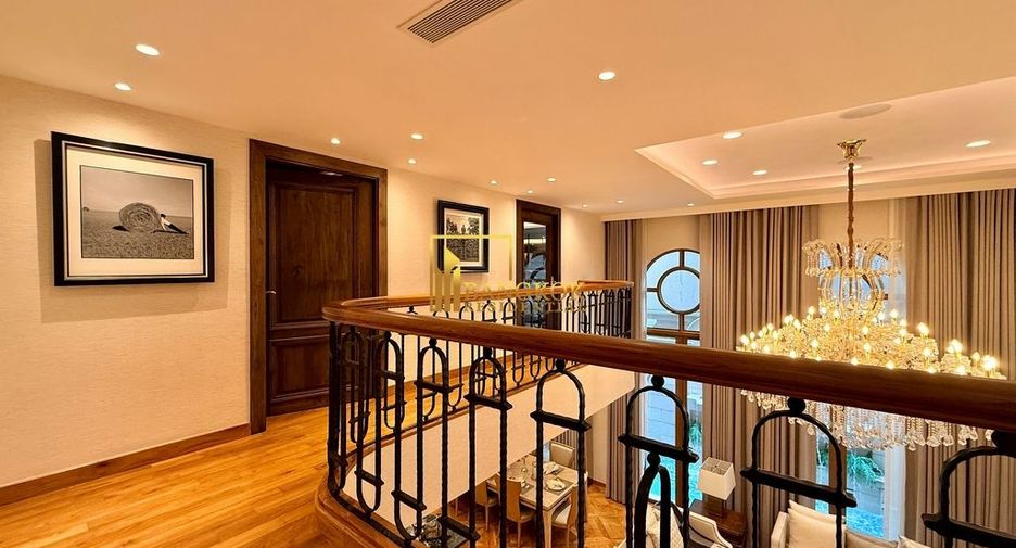For sale 4 ベッドルーム villa in Watthana, Bangkok