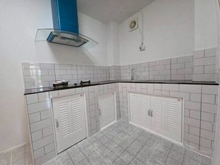 À vendre 3 chambres maison de ville à Si Racha, Chonburi