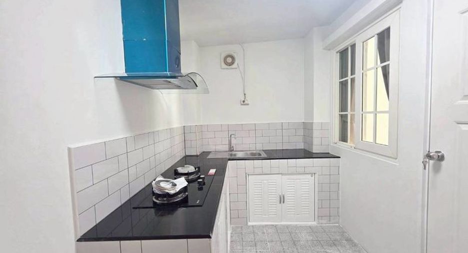 À vendre 3 chambres maison de ville à Si Racha, Chonburi