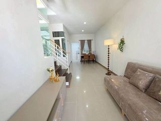 À vendre 3 chambres maison de ville à Si Racha, Chonburi