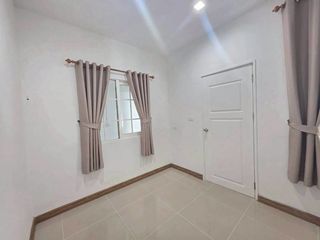 À vendre 3 chambres maison de ville à Si Racha, Chonburi