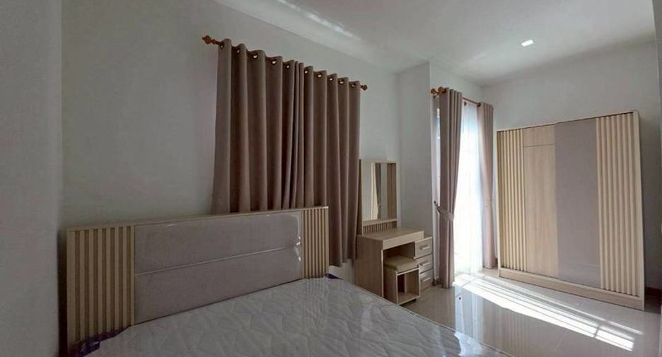 À vendre 3 chambres maison de ville à Si Racha, Chonburi