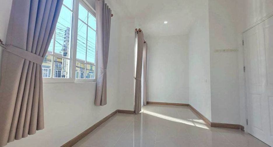 À vendre 3 chambres maison de ville à Si Racha, Chonburi