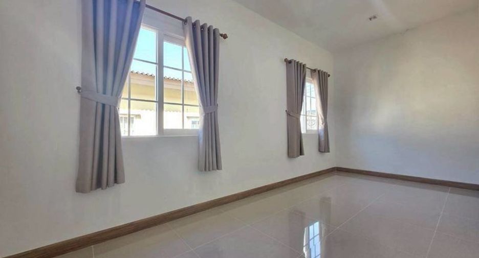 À vendre 3 chambres maison de ville à Si Racha, Chonburi