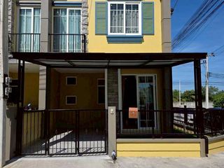À vendre 3 chambres maison de ville à Si Racha, Chonburi