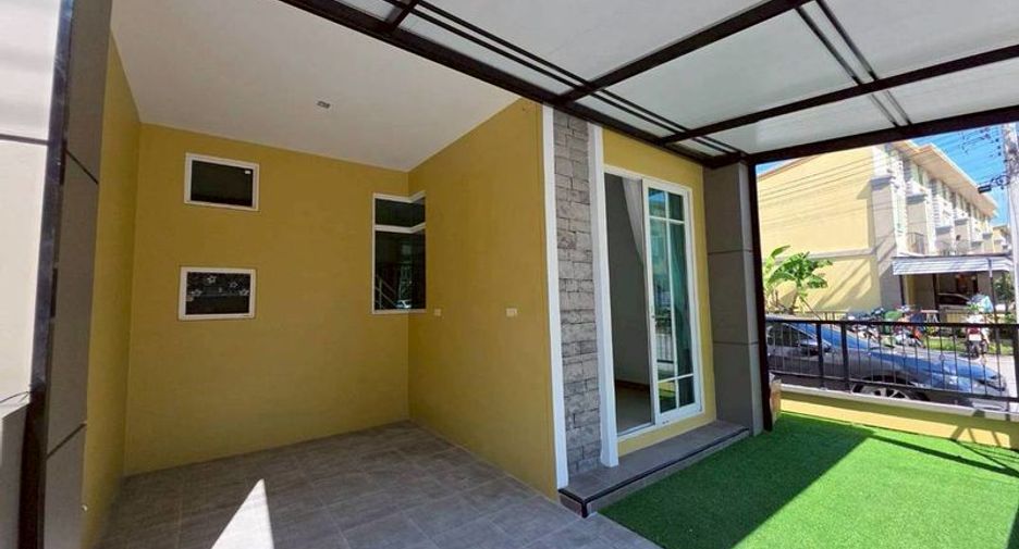 À vendre 3 chambres maison de ville à Si Racha, Chonburi