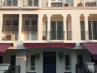 À louer 3 chambres maison de ville à Phra Khanong, Bangkok