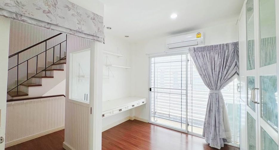 Reihenhaus zur Miete mit 3 Zimmer in Phra Khanong, Bangkok