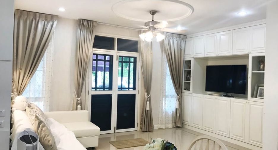 Reihenhaus zur Miete mit 3 Zimmer in Phra Khanong, Bangkok