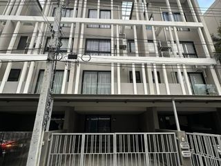 For rent 4 bedrooms townhouse in Mueang Samut Prakan, Samut Prakan