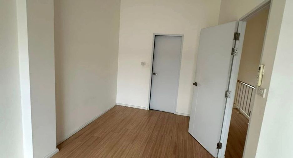 For rent 4 bedrooms townhouse in Mueang Samut Prakan, Samut Prakan