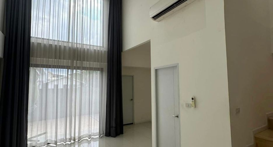 For rent 4 bedrooms townhouse in Mueang Samut Prakan, Samut Prakan