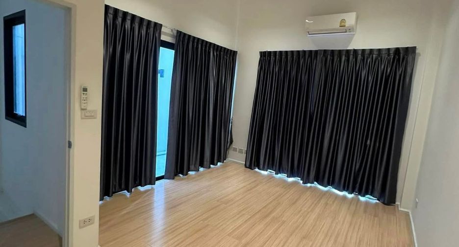 For rent 4 bedrooms townhouse in Mueang Samut Prakan, Samut Prakan