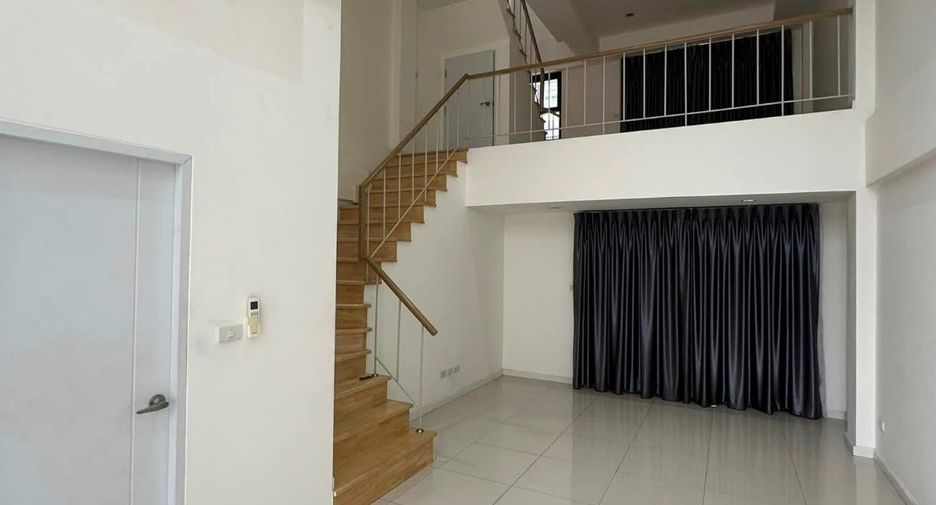 For rent 4 bedrooms townhouse in Mueang Samut Prakan, Samut Prakan