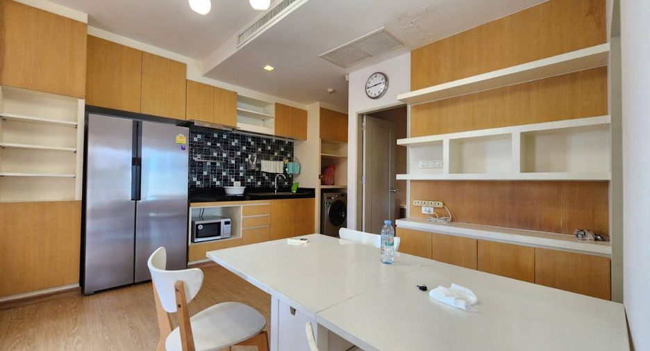 For rent 3 bedrooms condo in Khlong Toei, Bangkok