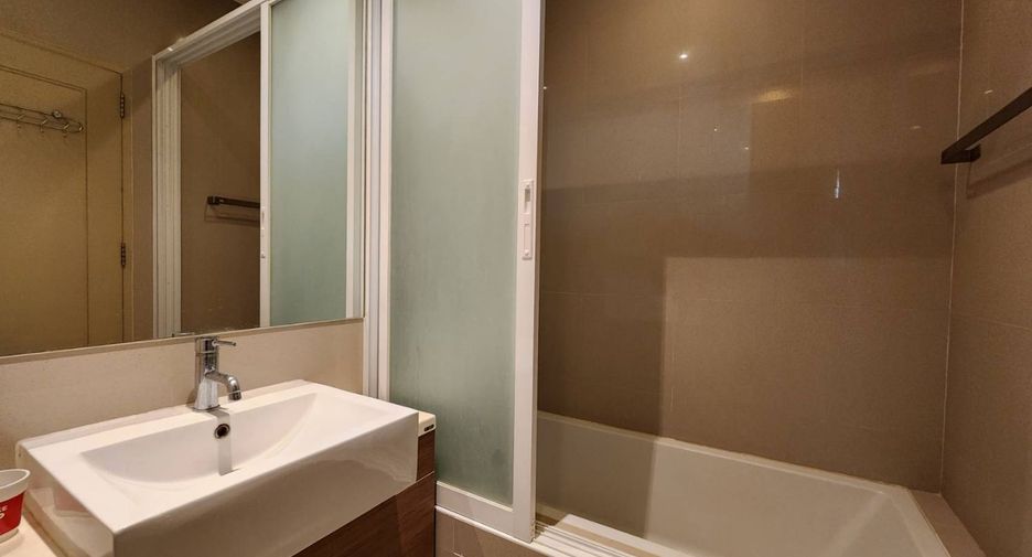 For rent 3 bedrooms condo in Khlong Toei, Bangkok