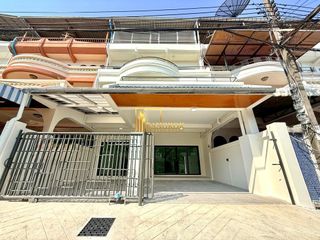 For rent 4 bedrooms townhouse in Yan Nawa, Bangkok