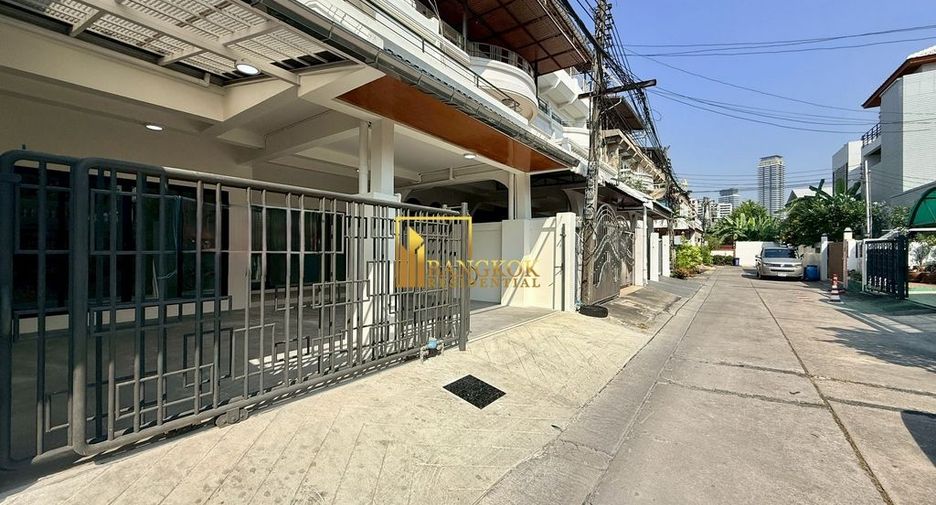 For rent 4 bedrooms townhouse in Yan Nawa, Bangkok