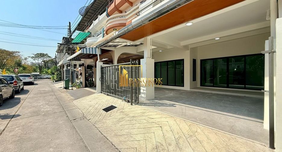For rent 4 bedrooms townhouse in Yan Nawa, Bangkok