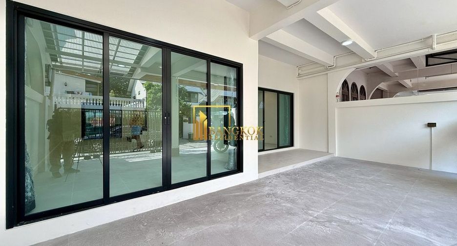 For rent 4 bedrooms townhouse in Yan Nawa, Bangkok